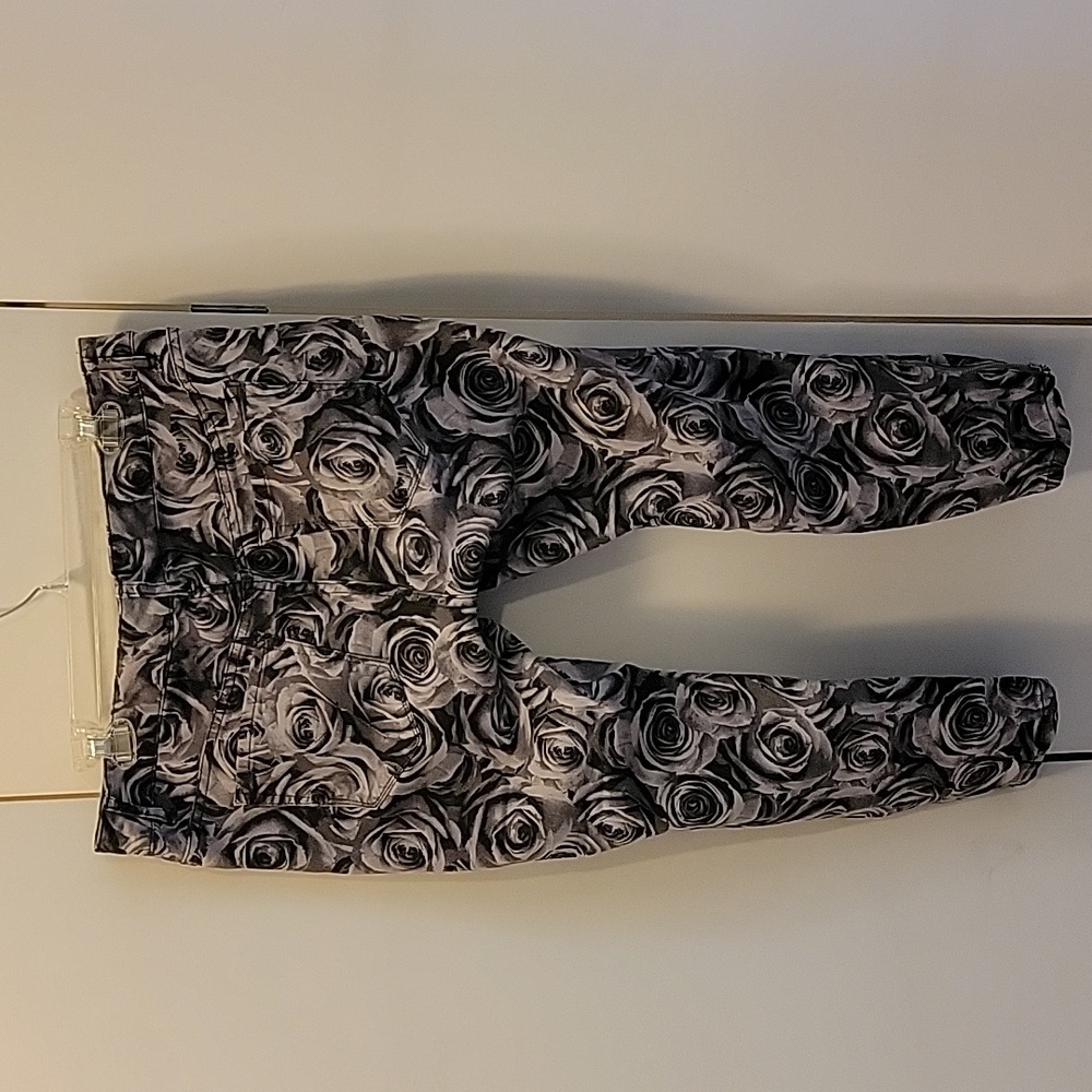 Torrid Denim Rose Pattern Capri size 12 - Picture 2 of 4